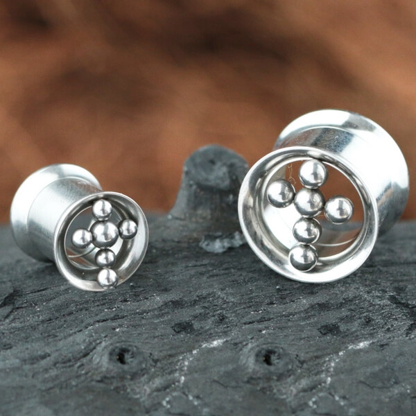 steel flesh tunnel,piercing jewelry,steel jewelry artisans,steel cluster piercing,steel ear-plugs,steel earrings, hoop piercings,steel flesh tunnels,tunnel charms