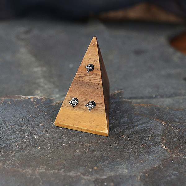 labret piercing jewelry display,labret piercing,